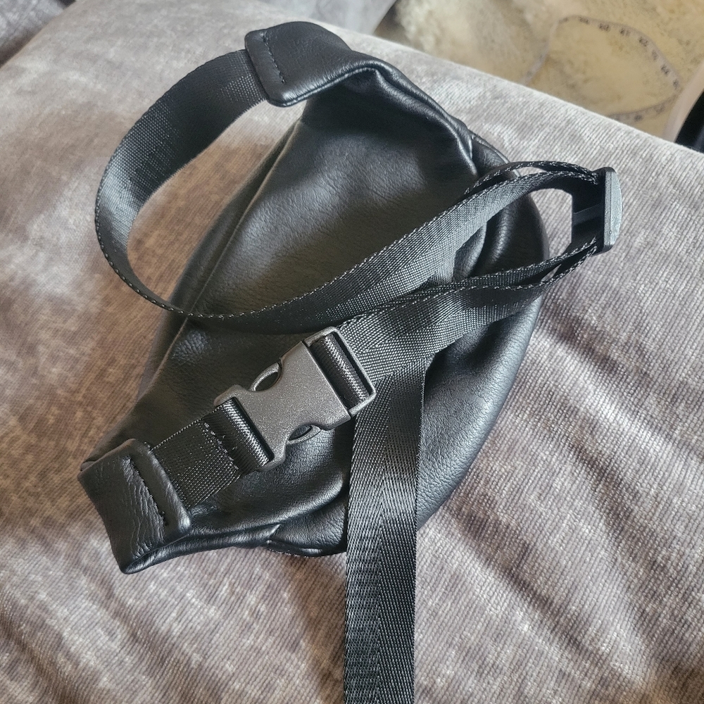 Disney Loungefly Minnie Mouse Black Leather Fanny Pack - Picture 3 of 3